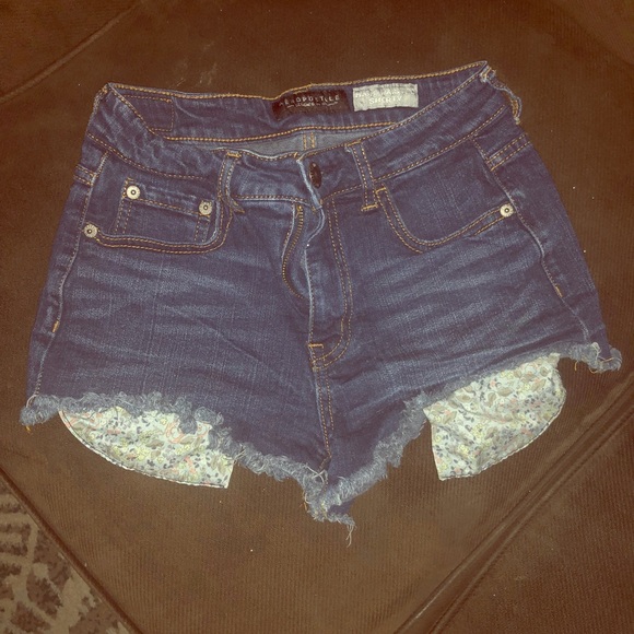 high waisted shorts with pockets hanging out